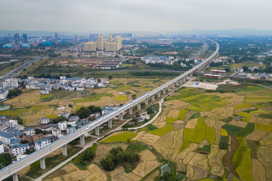 2021年10月14日，聯(lián)調(diào)聯(lián)試列車經(jīng)過贛深高鐵信豐特大橋（無人機(jī)照片）。2021年12月10日，連通贛南革命老區(qū)與深圳經(jīng)濟(jì)特區(qū)的贛深高鐵正式開通運(yùn)營，江西與粵港澳大灣區(qū)間形成快速客運(yùn)通道。