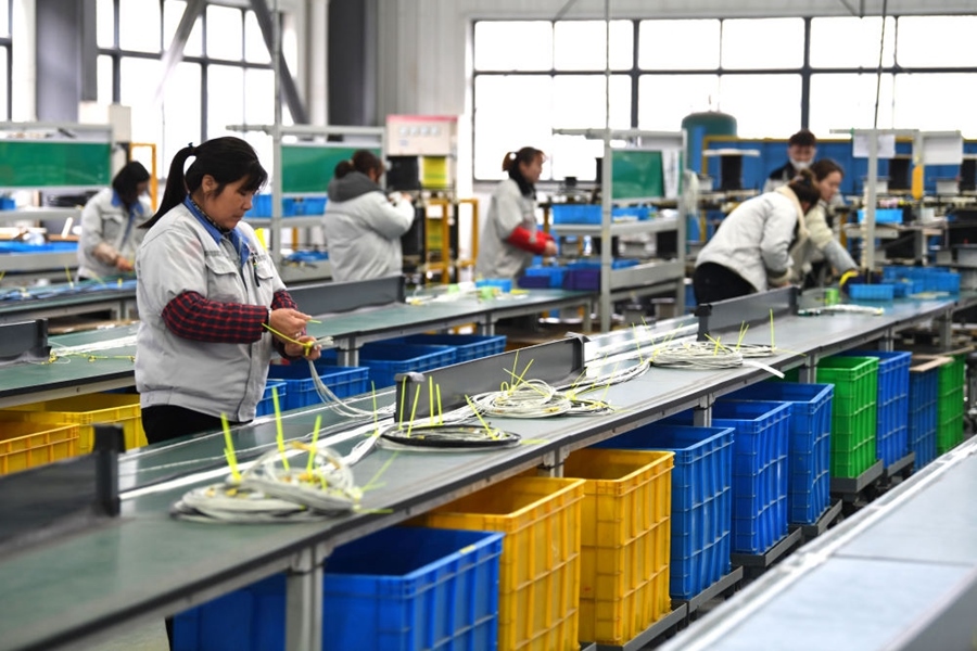 2022年2月16日，工作人員在安徽省滁州市汊河軌道交通裝備產(chǎn)業(yè)園的一家軌道交通裝備企業(yè)生產(chǎn)線上忙碌。安徽省滁州市來安縣汊河鎮(zhèn)地處皖蘇交界，緊鄰南京市江北新區(qū)。近年來，來安縣成為承接南京產(chǎn)業(yè)轉(zhuǎn)移的前沿陣地，汊河這個(gè)曾經(jīng)的傳統(tǒng)農(nóng)業(yè)小鎮(zhèn)緊抓機(jī)遇，開始深度融入長三角，參與產(chǎn)業(yè)協(xié)作分工。產(chǎn)業(yè)園吸引了越來越多長三角地區(qū)軌道交通企業(yè)入駐，形成了鐵路客車、城際軌道零部件研發(fā)、生產(chǎn)、銷售的產(chǎn)業(yè)集群。