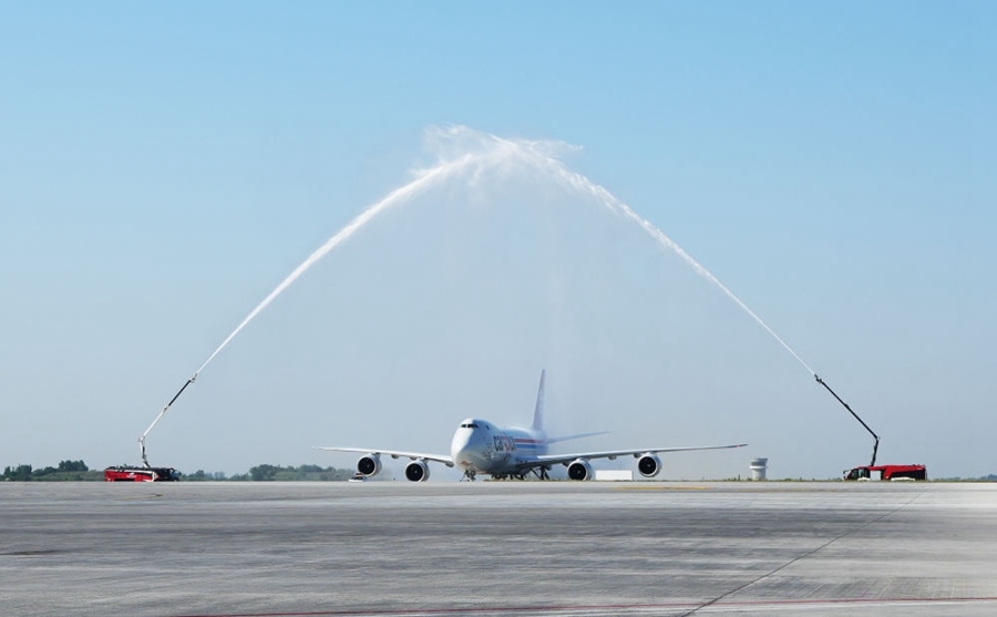 2023年6月14日，盧森堡國際貨運(yùn)航空公司的B747－8F全貨機(jī)抵達(dá)鄭州。鄭州—盧森堡“空中絲綢之路”貨運(yùn)量累計(jì)突破100萬噸。