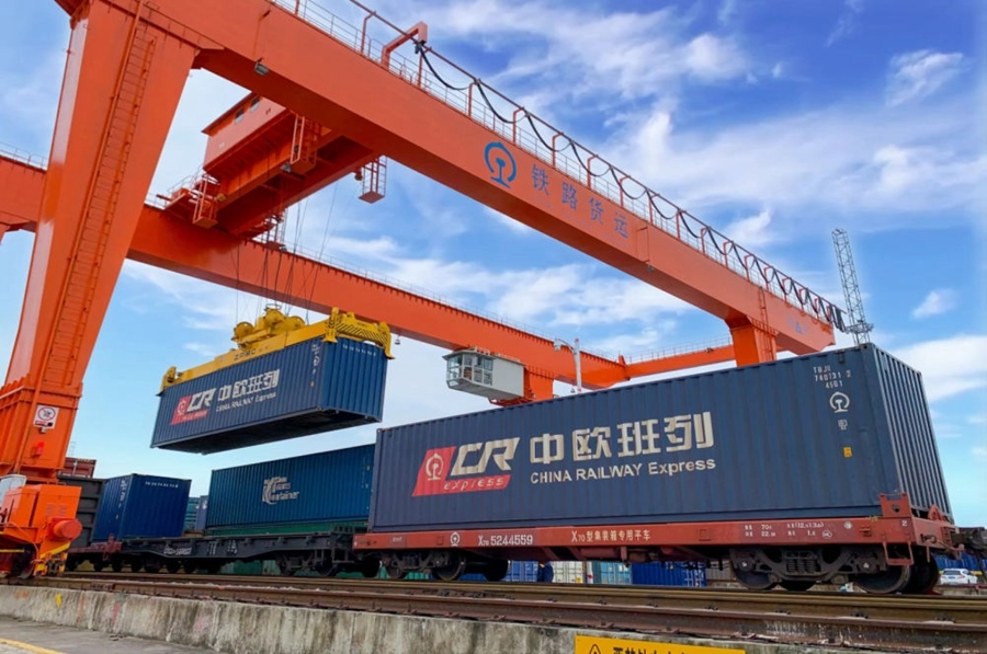 2022年4月29日，在鐵路合肥北站物流基地集裝箱作業(yè)區(qū)，龍門吊吊裝準(zhǔn)備發(fā)運(yùn)的中歐班列集裝箱。