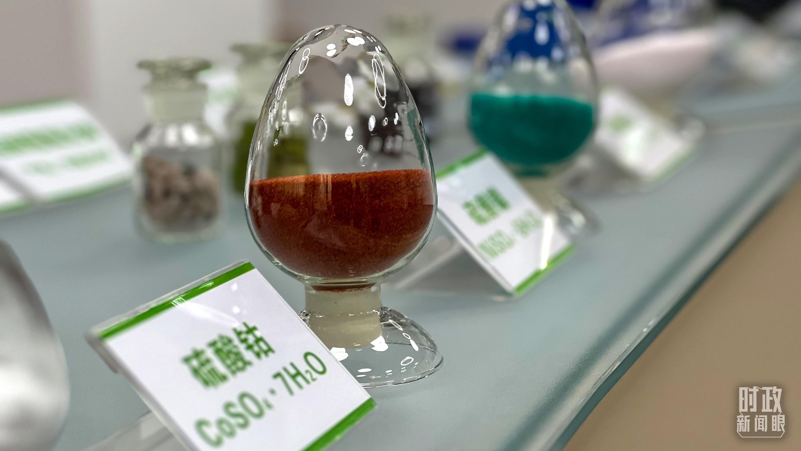 △巴斯夫杉杉電池材料有限公司的產(chǎn)品展示。（總臺央視記者李煒拍攝）