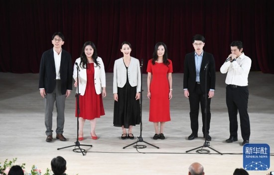 3月21日，國(guó)家開發(fā)銀行阿卡貝拉合唱團(tuán)在音樂(lè)會(huì)上演出。新華社記者 任超 攝