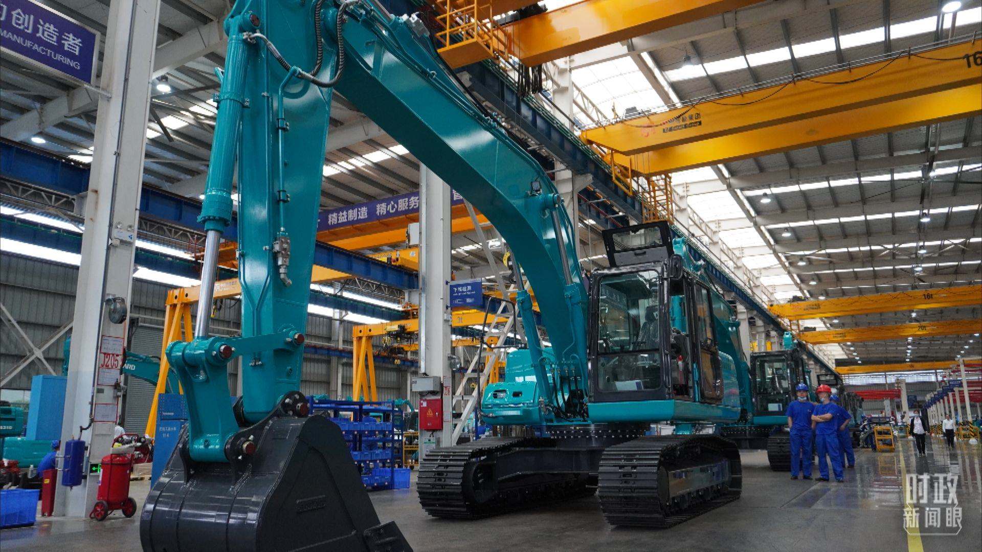 △這是山河智能大型挖掘機(jī)的組裝車間。2020年9月，習(xí)近平曾到此地考察。（總臺央視記者郭曉龍拍攝）