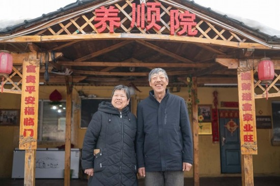 在伊春市友好區(qū)，伊春森工上甘嶺林業(yè)局有限責(zé)任公司溪水林場(chǎng)分公司退休職工劉養(yǎng)順（右）和老伴楊秋娥在自家農(nóng)家院中（3月13日攝）。新華社記者 謝劍飛 攝