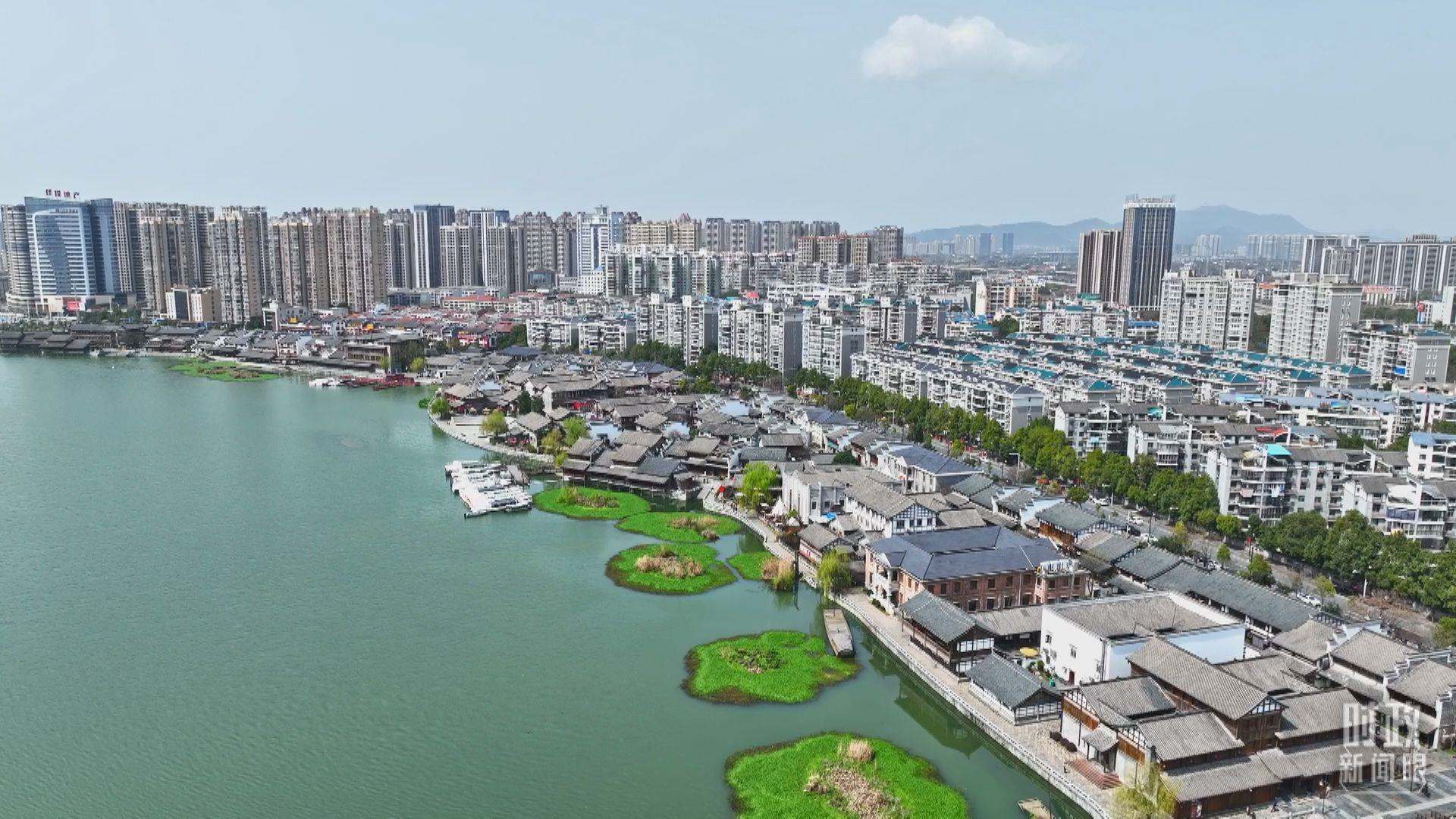 △沅江江畔，常德河街與現(xiàn)代建筑交相輝映。（總臺央視記者范凱拍攝）