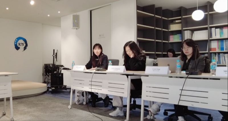 記者（左一）在交流活動上，以加強中日韓三國經(jīng)濟合作、增進三國民眾相互理解為主題發(fā)表演講。權小星攝