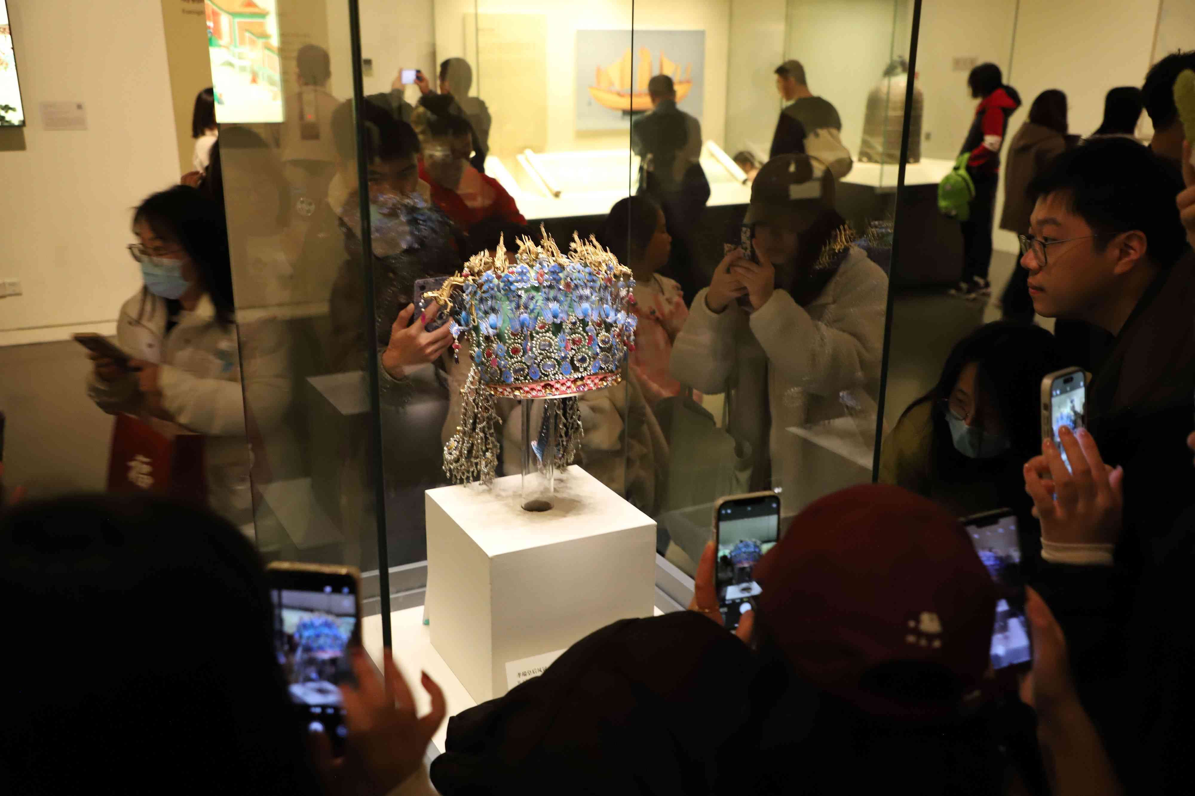 △ 2024年3月9日，北京，中國國家博物館，來自天南海北的游客在參觀藏品。
