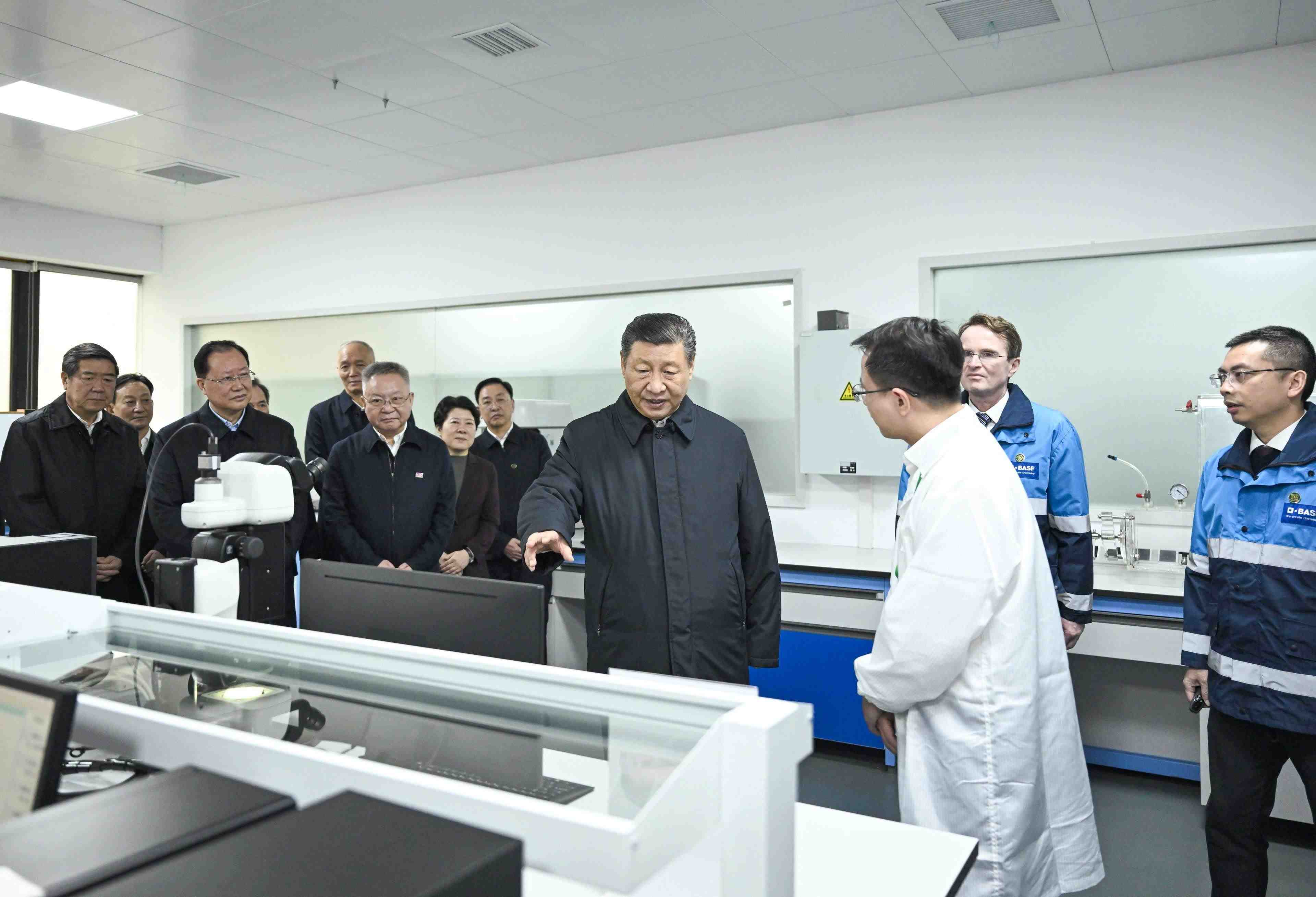 △3月18日，正在湖南長沙考察的習(xí)近平總書記來到巴斯夫杉杉電池材料有限公司，聽取當(dāng)?shù)丶涌彀l(fā)展新質(zhì)生產(chǎn)力、擴(kuò)大高水平對外開放等情況介紹，察看企業(yè)產(chǎn)品展示，了解材料性能測試情況和電池生產(chǎn)流程。