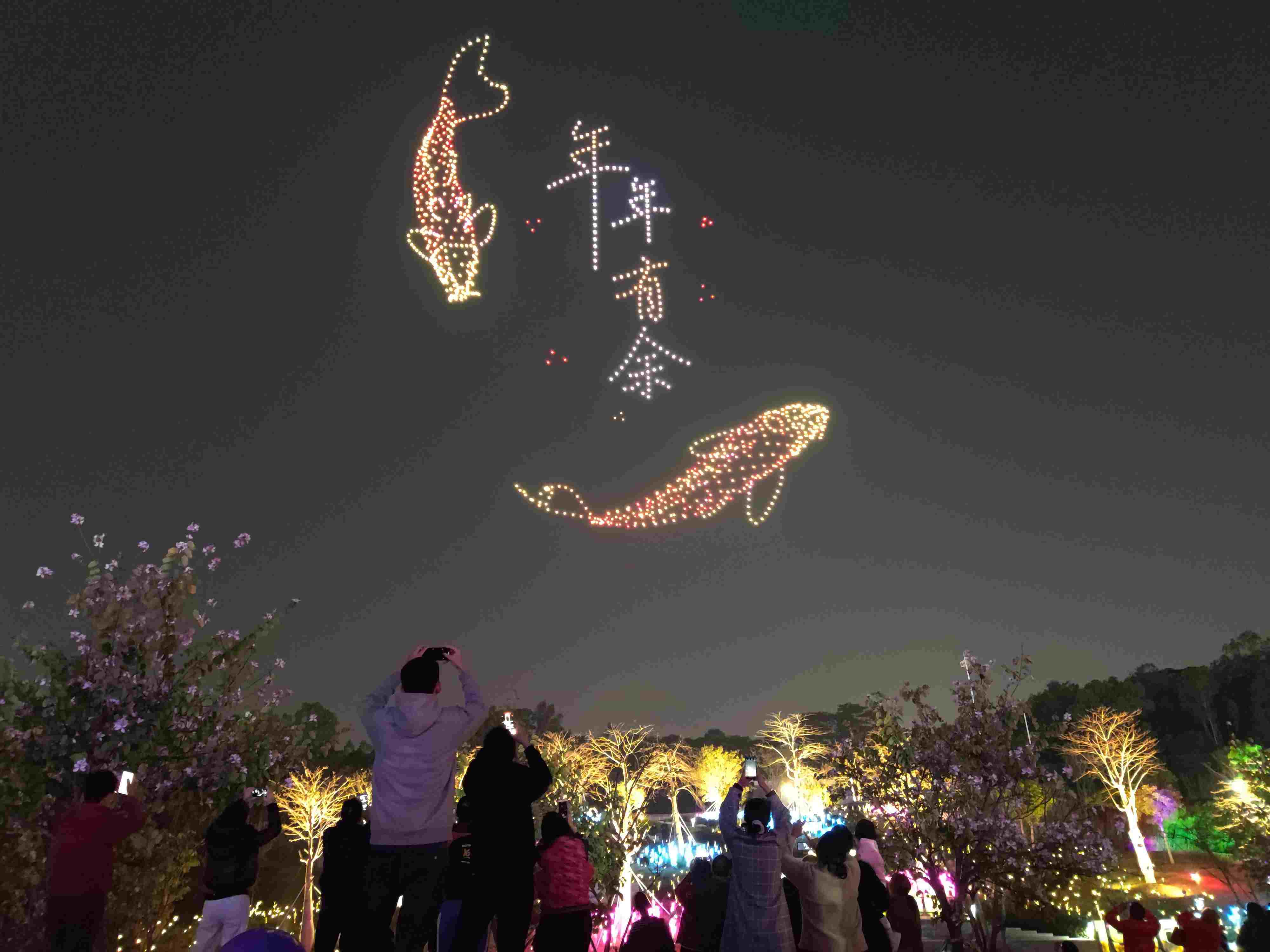△ 2024年2月10日，深圳北站中心公園，春節(jié)主題無人機(jī)燈光秀引來眾多游客駐足觀看。