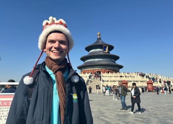 3月20日，德國游客馬克西米利安在北京天壇公園參觀游覽。新華社記者 楊淑君 攝