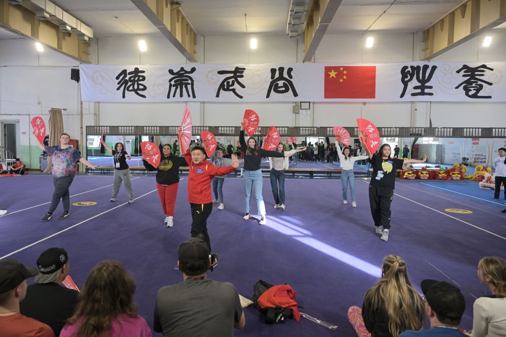 3月19日，美國華盛頓州中學生代表團的成員在首都體育學院體驗功夫扇。新華社記者 李鑫 攝