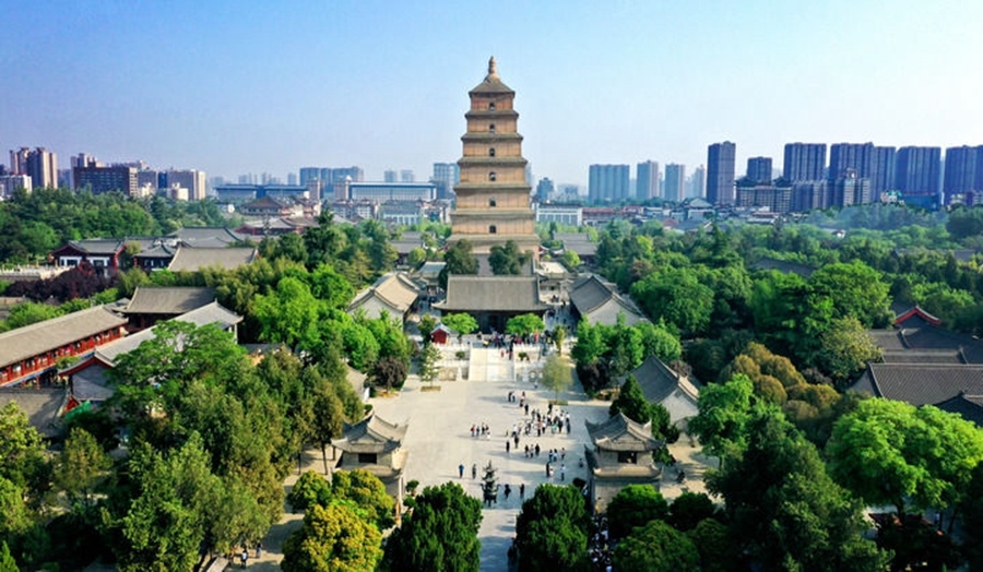  這是2023年4月19日拍攝的西安大雁塔（無人機照片）。2014年6月，由中國、哈薩克斯坦和吉爾吉斯斯坦三國聯(lián)合申報的“絲綢之路：長安-天山廊道的路網(wǎng)”成功列入《世界遺產(chǎn)名錄》,成為世界上第一個以聯(lián)合申報的形式成功列入世界遺產(chǎn)名錄的絲綢之路項目，也是聯(lián)合國教科文組織確定的絲綢之路54個廊道中第一個成功申遺的項目。新華社記者 劉瀟 攝
