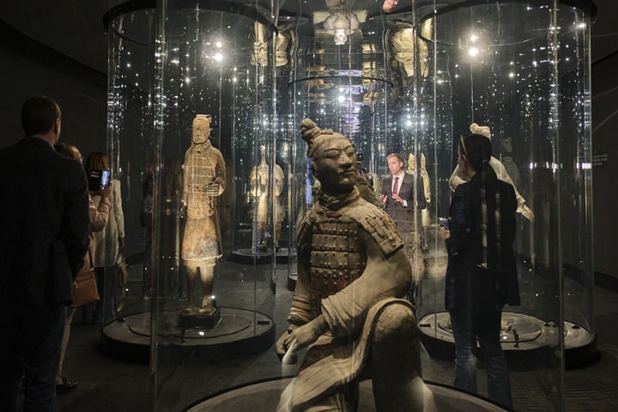  2023年3月28日，觀眾在西班牙阿利坎特參觀“中國秦漢文明的遺產(chǎn)”展覽。新華社記者 孟鼎博 攝