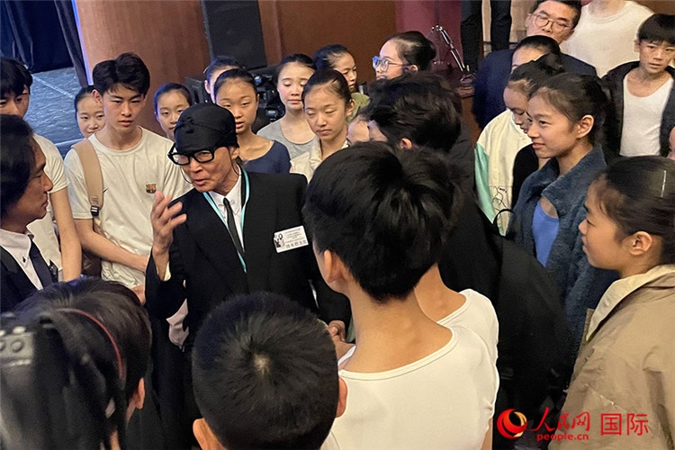 松山芭蕾舞團(tuán)總代表清水哲太郎與中央芭蕾舞團(tuán)舞蹈學(xué)校的學(xué)生們交流。人民網(wǎng)記者 張麗婭攝