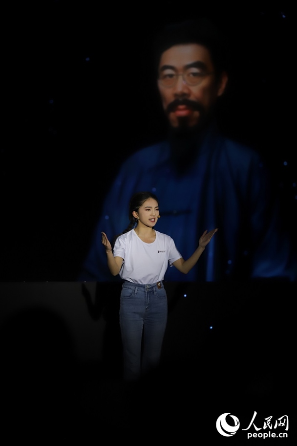 數(shù)字人“聞一多”與青年學(xué)生隔空對(duì)話。人民網(wǎng)記者 李發(fā)興攝