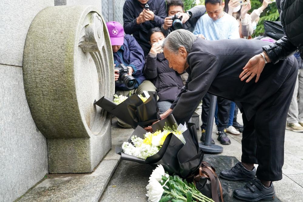 南京大屠殺幸存者夏淑琴在獻(xiàn)花。新華社記者李博 攝