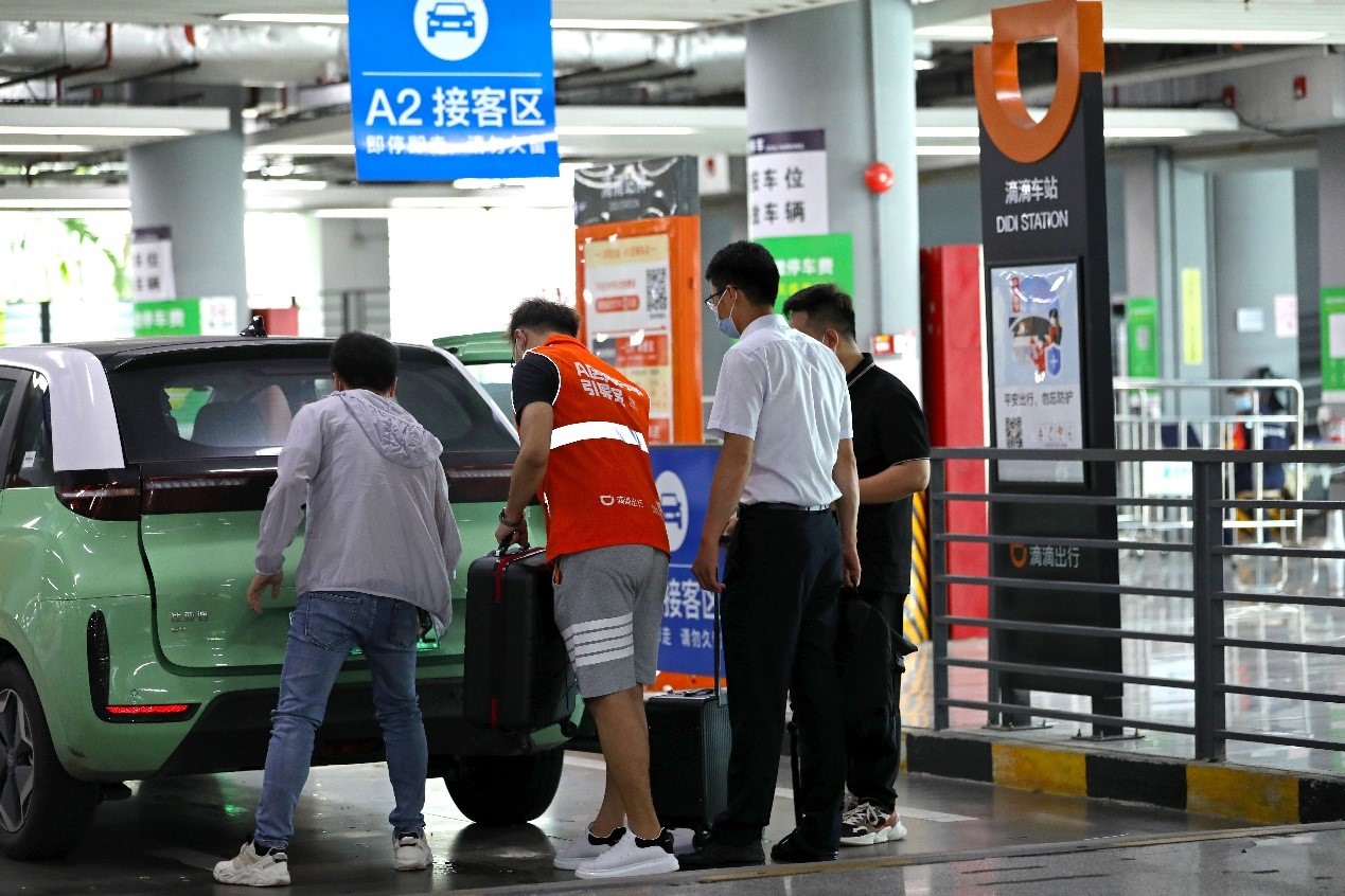 司機師傅在滴滴車站接乘客上車。（受訪者供圖）