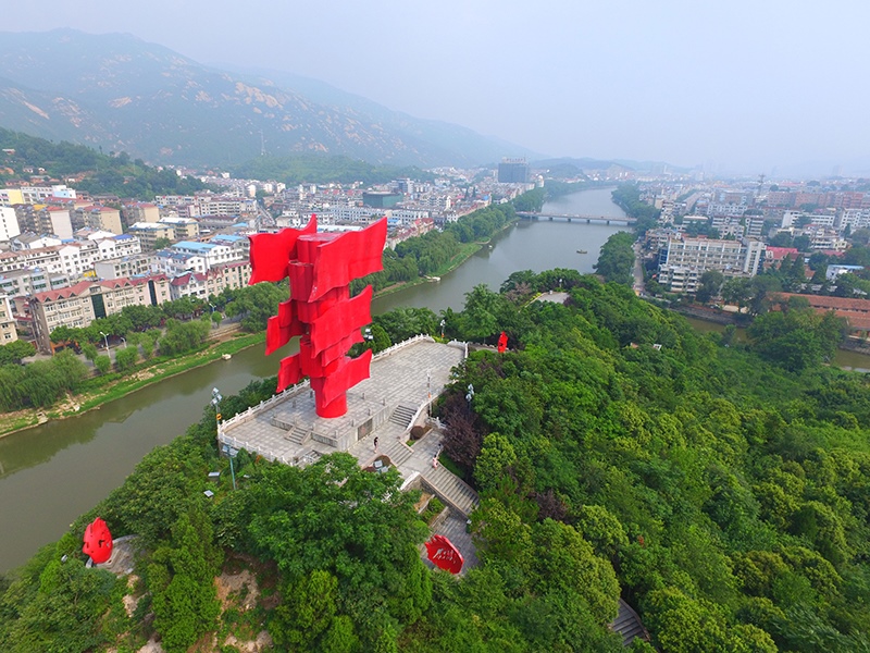 這是河南省信陽市新縣鄂豫皖蘇區(qū)首府革命博物館附近的英雄山八面紅旗雕塑。