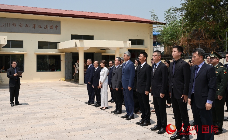 全體人員默哀追思。人民網(wǎng)記者 謝佳君攝