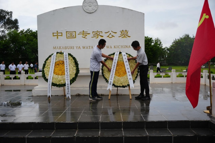 醫(yī)療隊(duì)隊(duì)長敬獻(xiàn)花圈。中國援桑醫(yī)療隊(duì)供圖