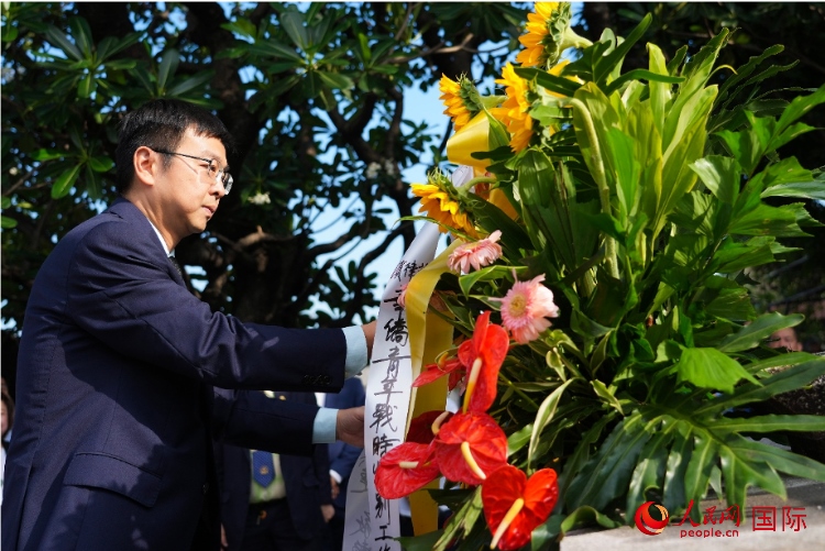 中國駐菲律賓使館周志勇臨時代辦一行向菲律賓華僑抗日烈士紀(jì)念碑、烈士墓等敬獻(xiàn)花圈。人民網(wǎng)記者 樊帆攝
