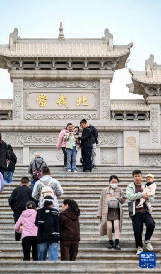 4月5日，游客在寧夏石嘴山市北武當(dāng)生態(tài)旅游區(qū)游玩、拍照。新華社記者 馮開華 攝