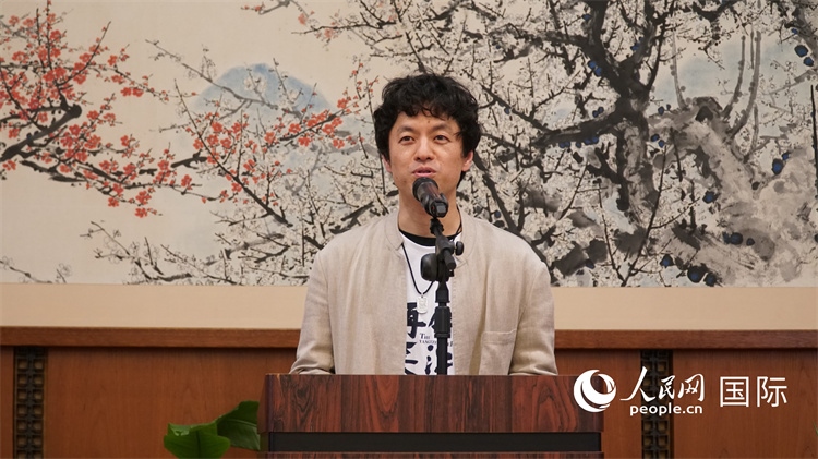 影片導(dǎo)演竹內(nèi)亮致辭。人民網(wǎng) 蔣曉辰攝