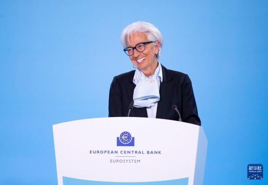 4月11日，歐洲中央銀行行長拉加德在德國法蘭克福歐洲中央銀行總部出席新聞發(fā)布會。新華社記者 張帆 攝