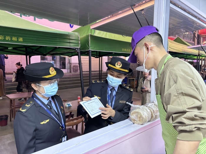 甘肅省天水市麥積區(qū)北道埠街道市場監(jiān)管所為麥積區(qū)步行街開辦的“麻辣燙一條街”提供送證上門服務(wù)。受訪者供圖