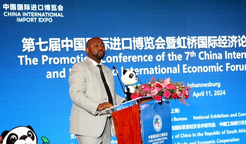 標(biāo)準(zhǔn)銀行集團企業(yè)與商業(yè)銀行部國際貿(mào)易總經(jīng)理武巴致辭。（圖片來源：中國國際進口博覽會官微）