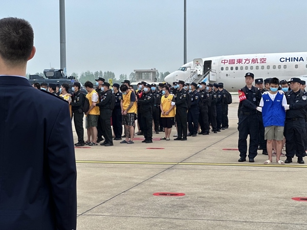中國籍涉賭詐違法犯罪嫌疑人從柬埔寨被押解回國。人民網(wǎng)記者 郝萍攝
