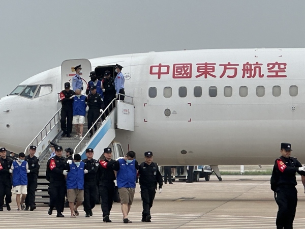 中國籍涉賭詐違法犯罪嫌疑人從柬埔寨被押解回國。人民網(wǎng)記者 郝萍攝