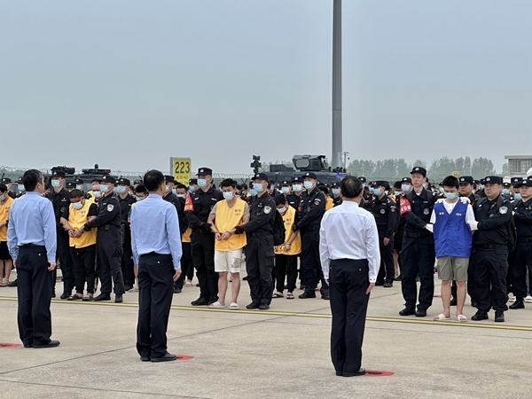 中國籍涉賭詐違法犯罪嫌疑人從柬埔寨被押解回國。人民網(wǎng)記者 郝萍攝