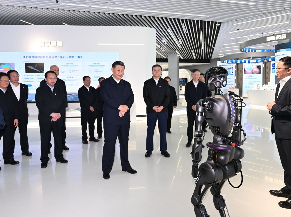 2023年11月28日下午，習(xí)近平總書記在上海浦東新區(qū)張江科學(xué)城參觀上?？萍紕?chuàng)新成果展。