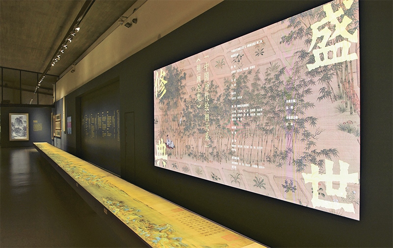 “中國歷代繪畫大系”，是習(xí)近平總書記親自批準(zhǔn)、高度重視的一項規(guī)模浩大、縱貫歷史、橫跨中外的國家級重大文化工程。圖為中國國家版本館杭州分館展示的“盛世修典——‘中國歷代繪畫大系’”收錄的數(shù)字化古畫（2023年5月31日攝）。 新華社記者 翁忻旸/攝