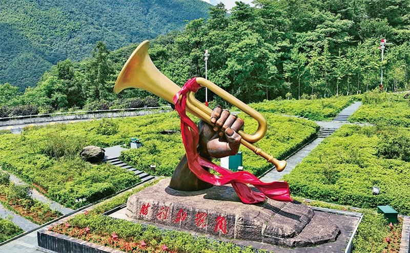 井岡山，是中國革命的搖籃。圖為2023年6月28日在井岡山拍攝的“勝利的號角”雕塑。 新華社記者 萬象/攝