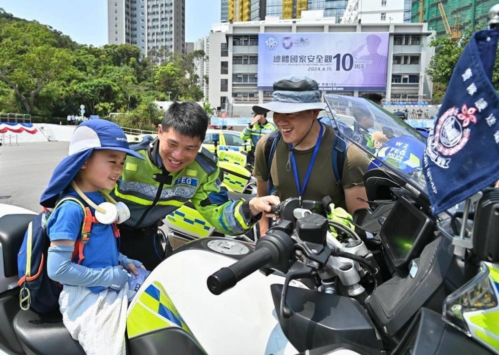 △2024年4月13日，香港特區(qū)政府警務(wù)處舉行“全民國家安全教育日”暨香港警察學院開放日開幕典禮。這是13日當天，警隊護送組人員現(xiàn)場向市民介紹其工作。