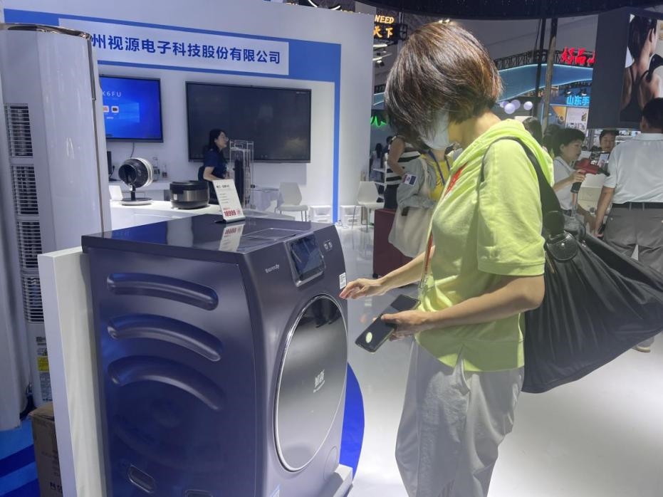 在廣東館展區(qū)內(nèi)，觀(guān)展者正在了解家用電器性能。人民網(wǎng)記者 楊迪攝