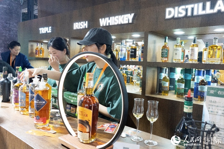 第四屆中國國際消費(fèi)品博覽會(huì)愛爾蘭國家館內(nèi)的參展商。人民網(wǎng) 常沙攝