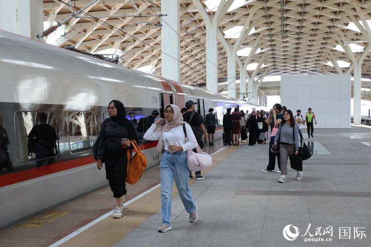 在雅萬高鐵雅加達哈利姆站站臺，乘客準備登上動車組列車。人民網(wǎng)記者 曹師韻攝