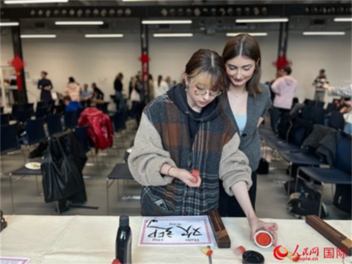 學(xué)生現(xiàn)場體驗(yàn)中國書法。人民網(wǎng)記者 禹麗敏攝