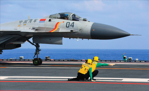 遼寧艦起飛助理作出放飛手勢(shì)，殲-15艦載戰(zhàn)斗機(jī)起飛（2020年4月攝）。張凱攝