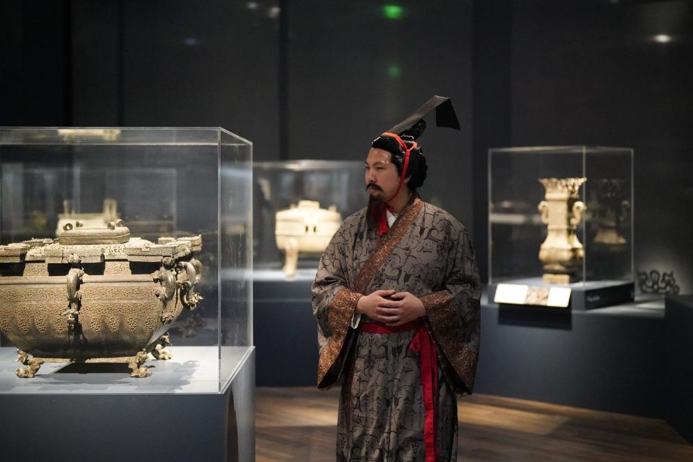 4月19日，一名觀眾身著漢服在美國舊金山亞洲藝術博物館舉辦的“鳳凰故國——青銅時代曾楚藝術展”上參觀。新華社記者吳曉凌攝