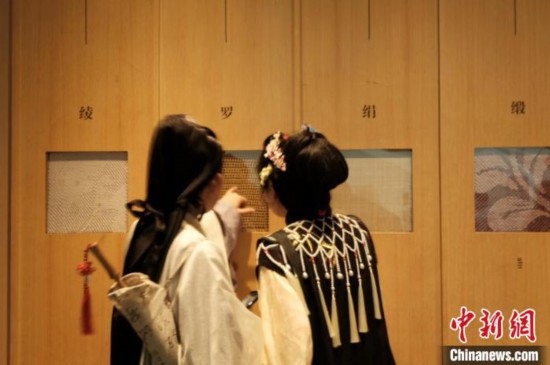 身著漢服的年輕人在中國絲綢博物館里看展。毛瑜 攝