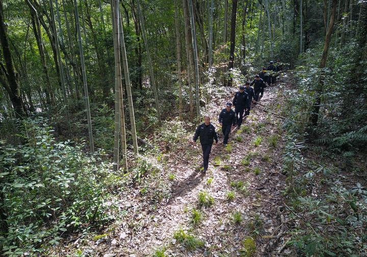 △2022年1月19日，武夷山國(guó)家公園護(hù)林員在巡山。