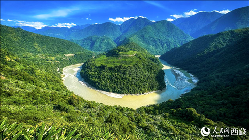 風景秀麗、植被繁茂的西藏林芝市墨脫縣果果塘大拐彎。人民網記者 次仁羅布攝