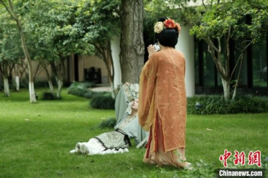 漢服愛好者在中國絲綢博物館里拍攝照片。毛瑜 攝
