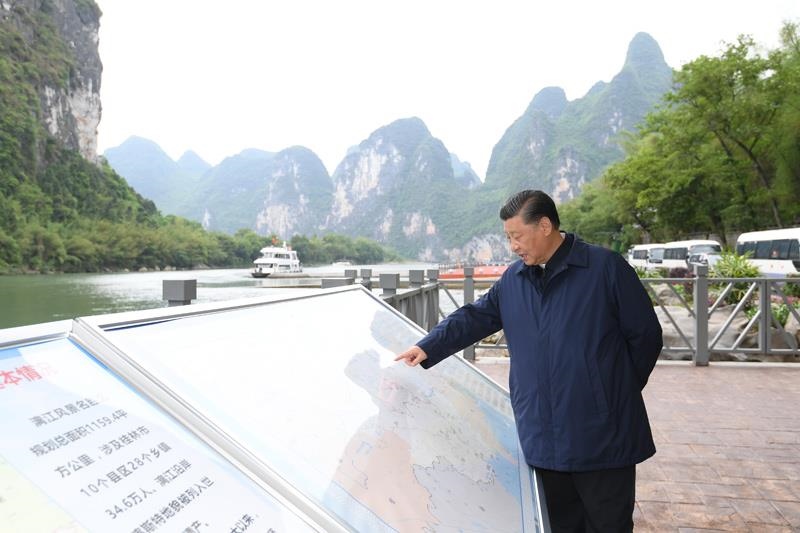 △2021年4月25日，習(xí)近平總書(shū)記在廣西桂林市陽(yáng)朔縣漓江楊堤碼頭，了解漓江流域綜合治理、生態(tài)保護(hù)等情況。