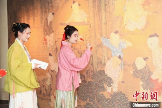 身穿漢服的年輕人參與體驗(yàn)活動。中國絲綢博物館 供圖