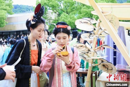 漢服愛好者逛集市。中國絲綢博物館 供圖